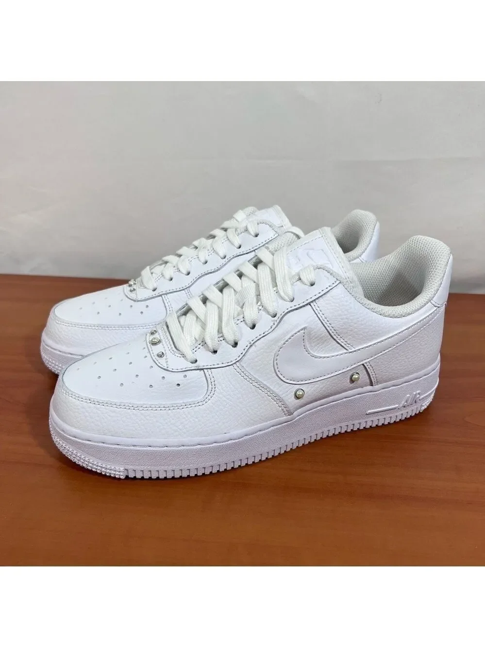 Nike NEW Women's Air Force 1 ‘07 SE Triple White Pearl Shoe Size 8.5 #B1236A